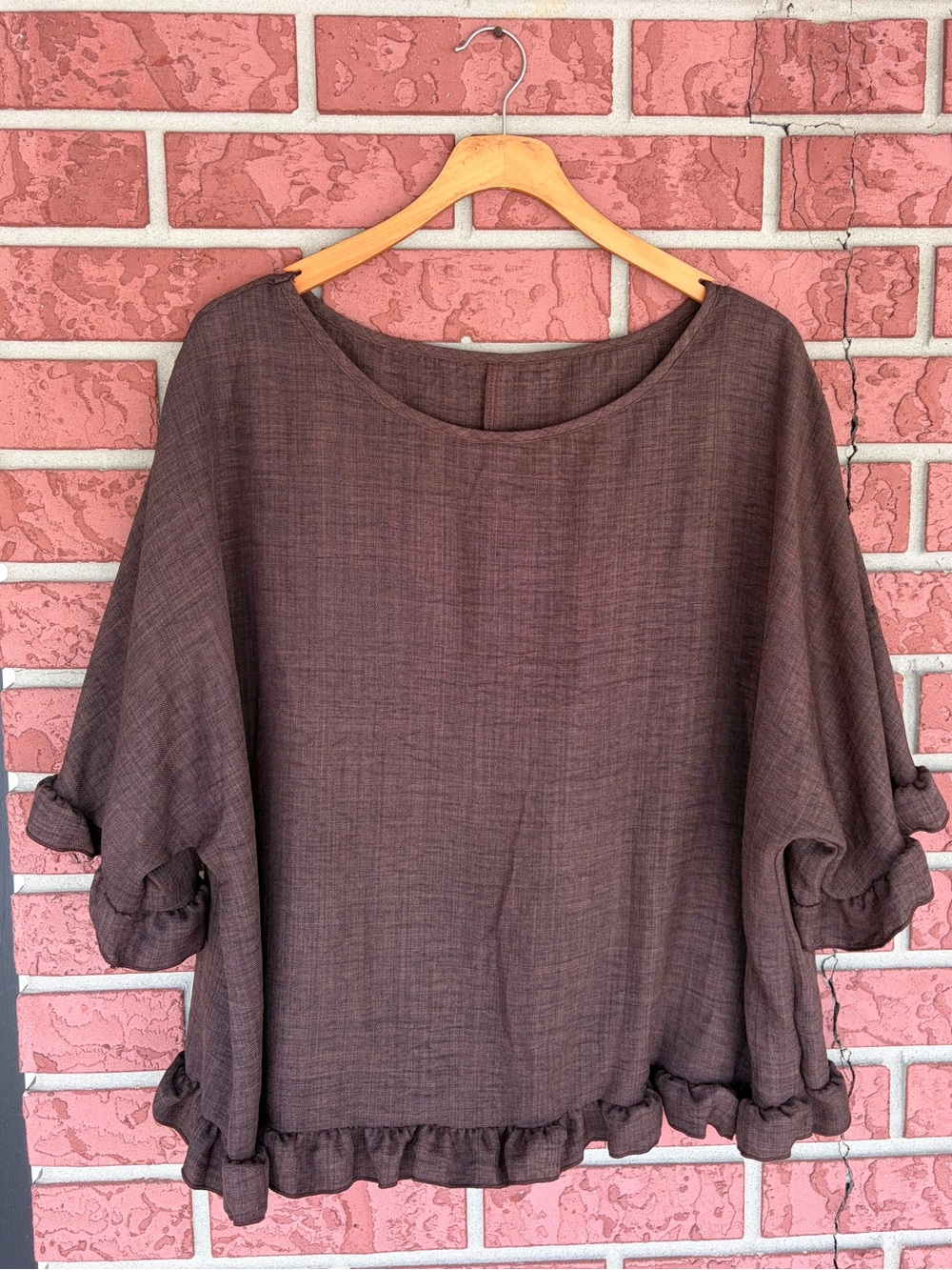 Women’s Relaxed Ruffle-Hem Top in Brown
